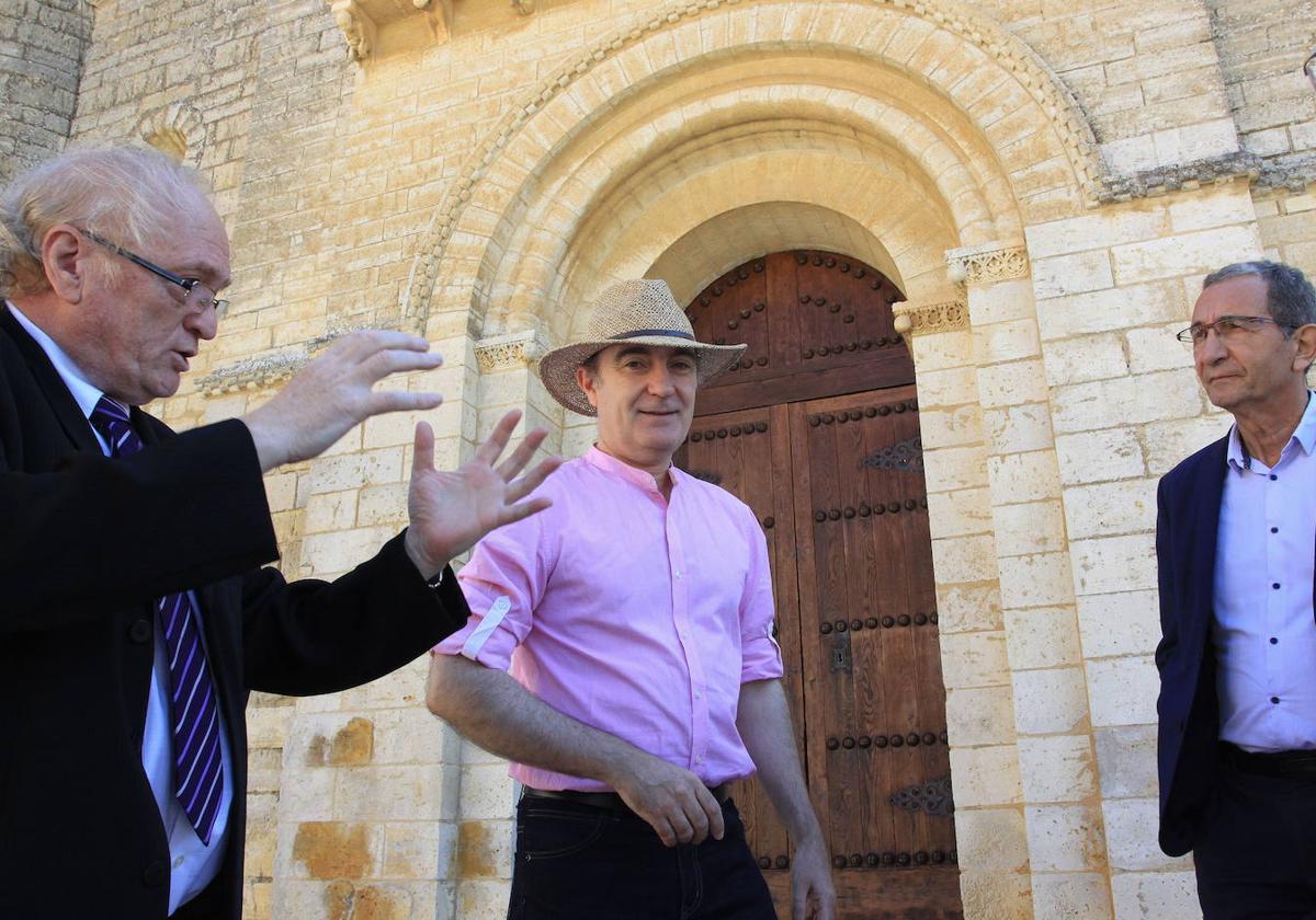 El vicepresidente de la Federación Europea de Sitios Cluniacenses, José Antonio Perrino, a la izquierda, en un encuentro para el desarrollo de la Red Europea de Sitios Cluniacenses.