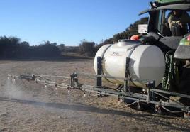 Aplicación de productos fitosanitarios en una finca de la provincia de Salamanca.