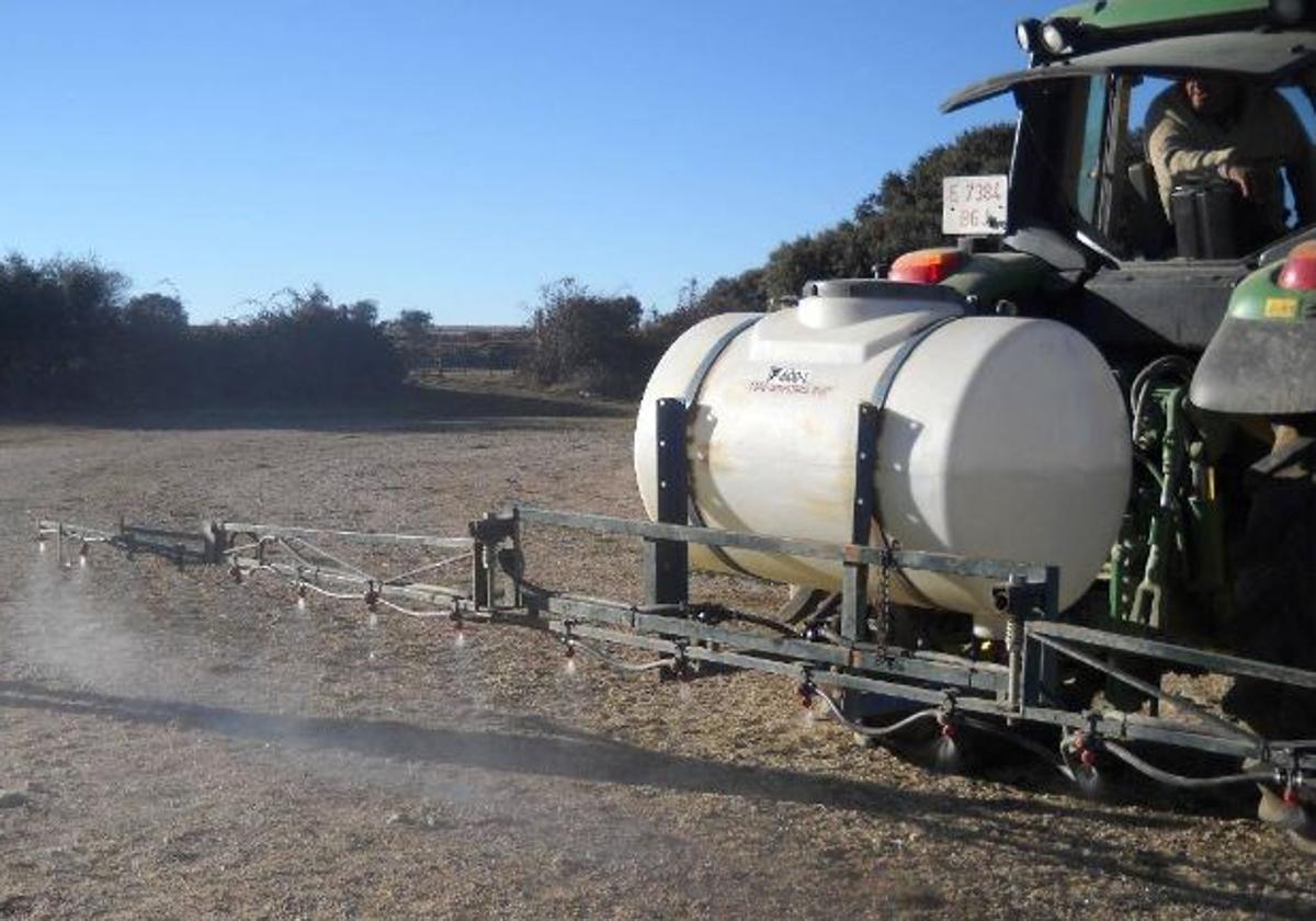 Aplicación de productos fitosanitarios en una finca de la provincia de Salamanca.