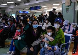 Niños enfermos esperan con sus familias en la sala de espera de un colapsado hospital de Pekín.