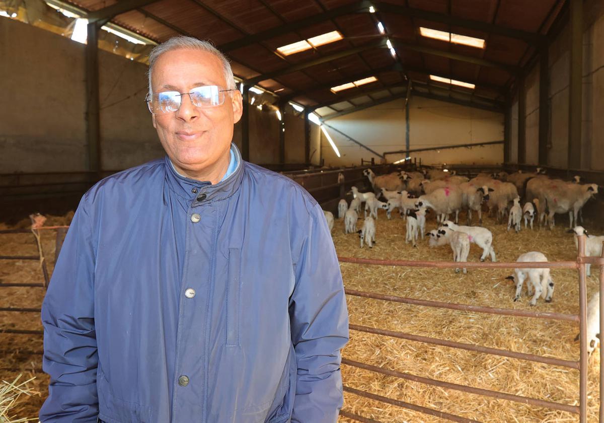 Makmud Mulud posa en una ganadería de Fuentes de Nava.