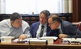 Eduardo Hermida, a la izquierda, con Ricardo Carrancio (Vox) y Domi Curiel (Vamos Palencia), los otros dos integrantes del Grupo Mixto, en el primer pleno de este mandato.