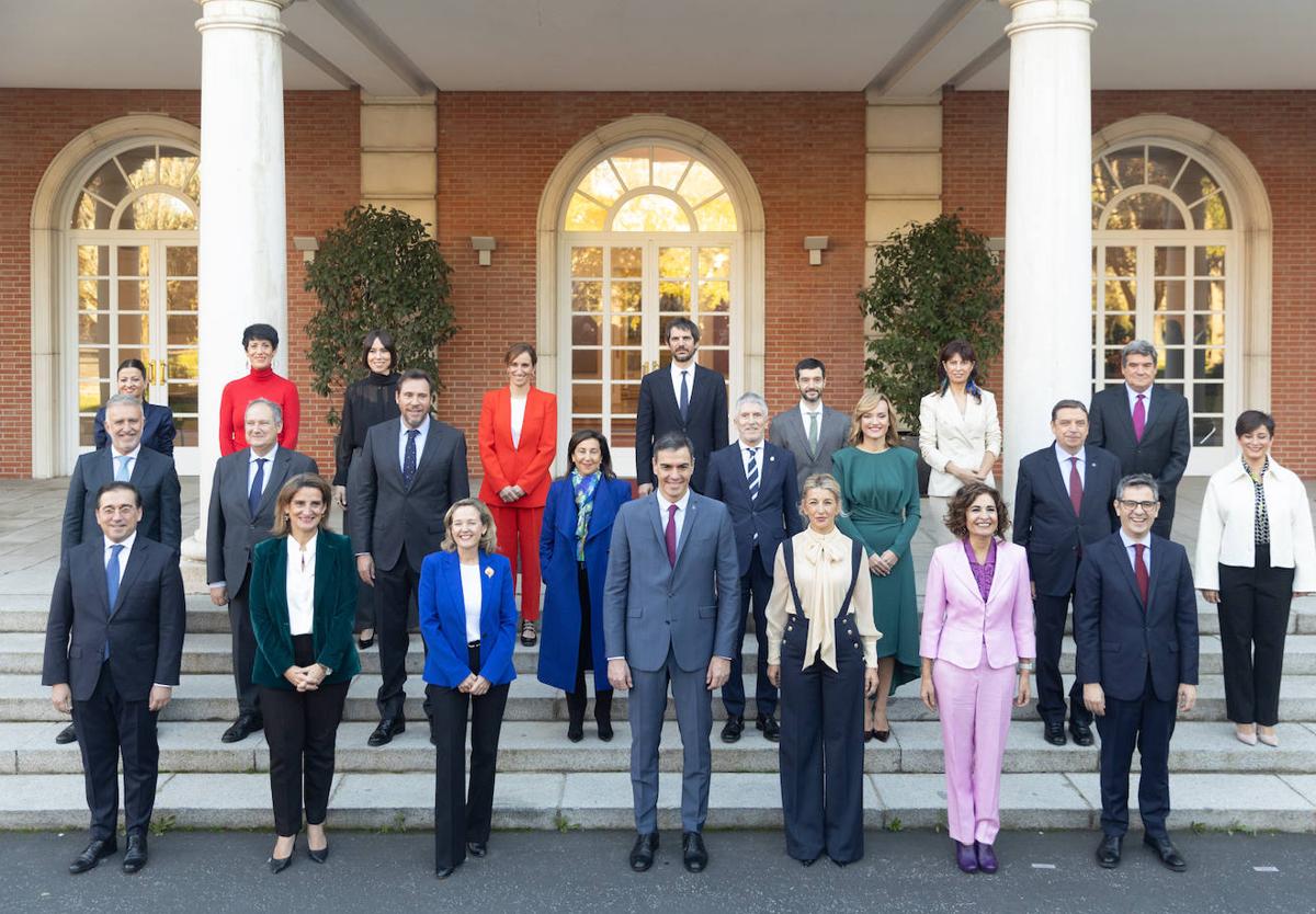 El presidente del Gobierno y sus 22 ministros posan en Moncloa para la tradicional foto de familia del nuevo Gobierno.