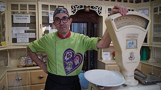 Juan José Guijarro Asensio, junto a la báscula y el mobiliario original de la confitería de la familia Infesta.