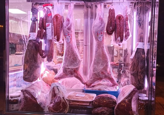 Algunas de las carnes que se ofrecen en carnicería Maribel