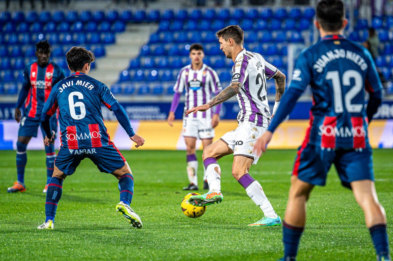 La victoria del Real Valladolid ante el Huesca, en imágenes