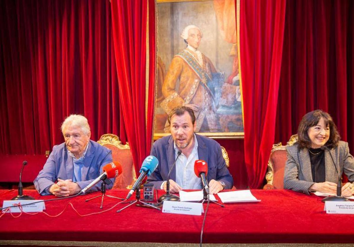 Celso Almuiña, Óscar Puente y Angélica Tanarro, durante la lectura del ganador de 2023.