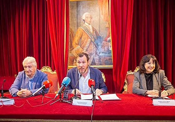 Celso Almuiña, Óscar Puente y Angélica Tanarro, durante la lectura del ganador de 2023.