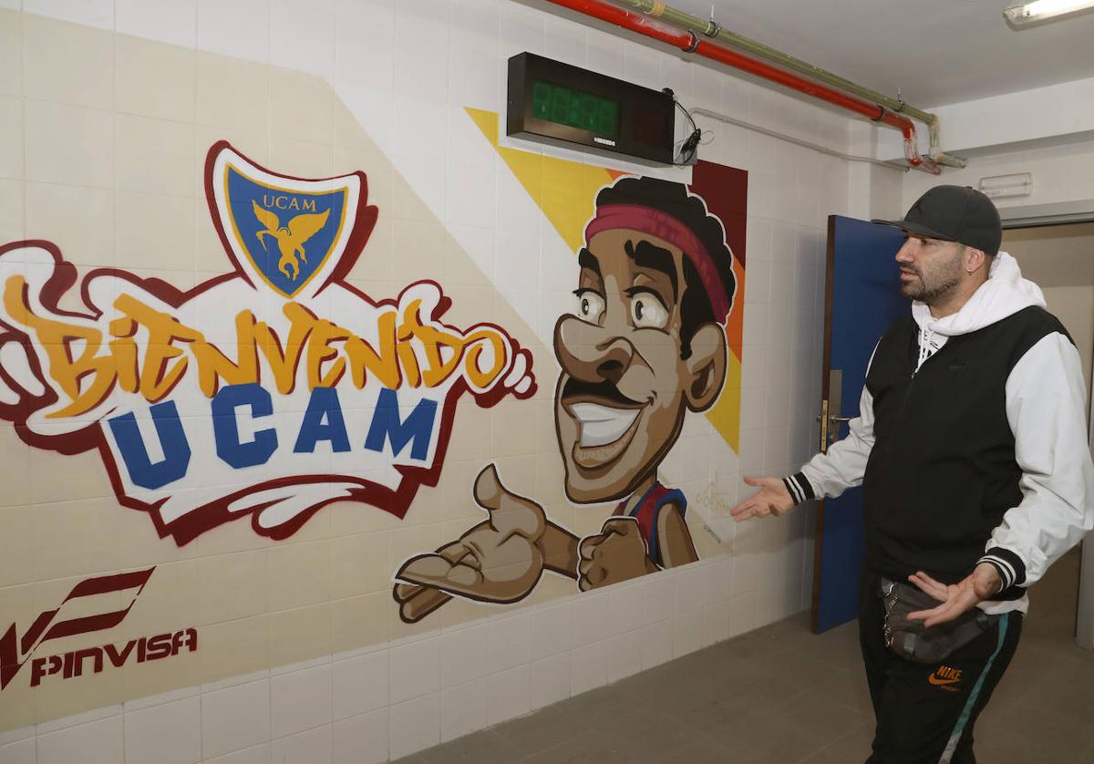 Jesús Castro 'Sete', ante el mural de hace dos semanas, pintado para el equipo de Murcia.