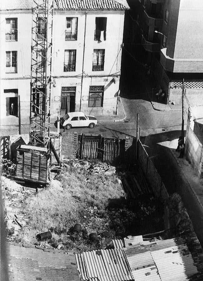 Grúa en un solar de la calle Padilla, en 1981. El armazón de metal estuvo en la calle trece años sin ningún tipo de protección