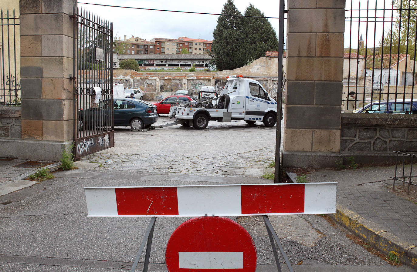 Acceso al antiguo Regimiento cuando se prohibió aparcar en su interior.