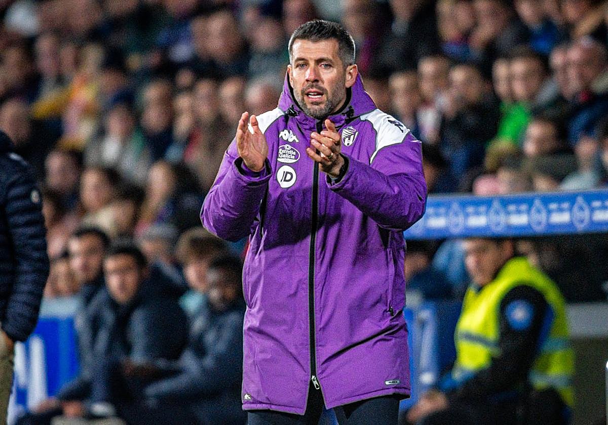 Pezzolano aplaude una acción de su equipo en El Alcoraz.