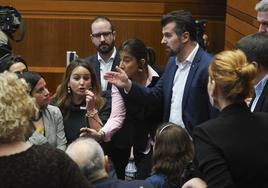 Luis Tudanca, rodeado de su grupo parlamentario, durante el receso por la última bronca en las Cortes tras un gesto de Juan García-Gallardo (Vox) a la bancada del PSOE.