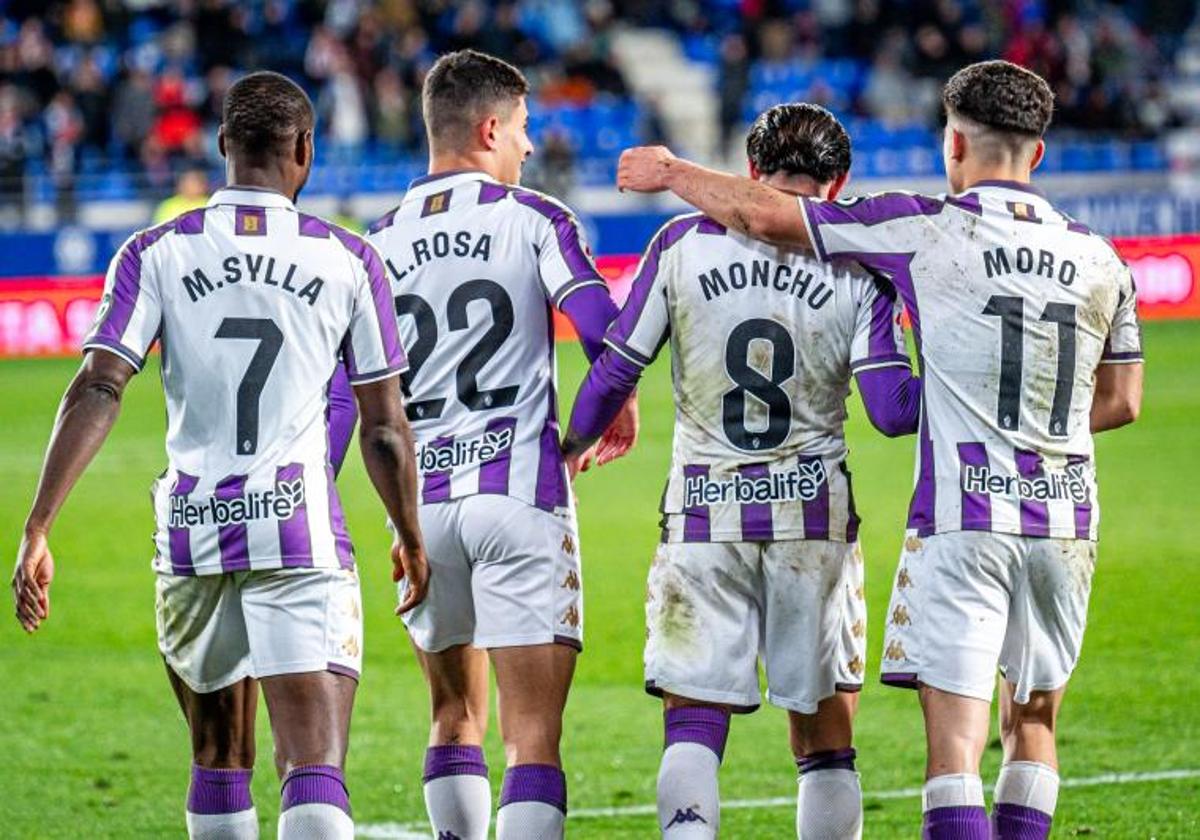 Sylla. Lucas Rosa y Moro flanquean a Monchu después de que el mediocentro marcase el 0-1 ante el Huesca