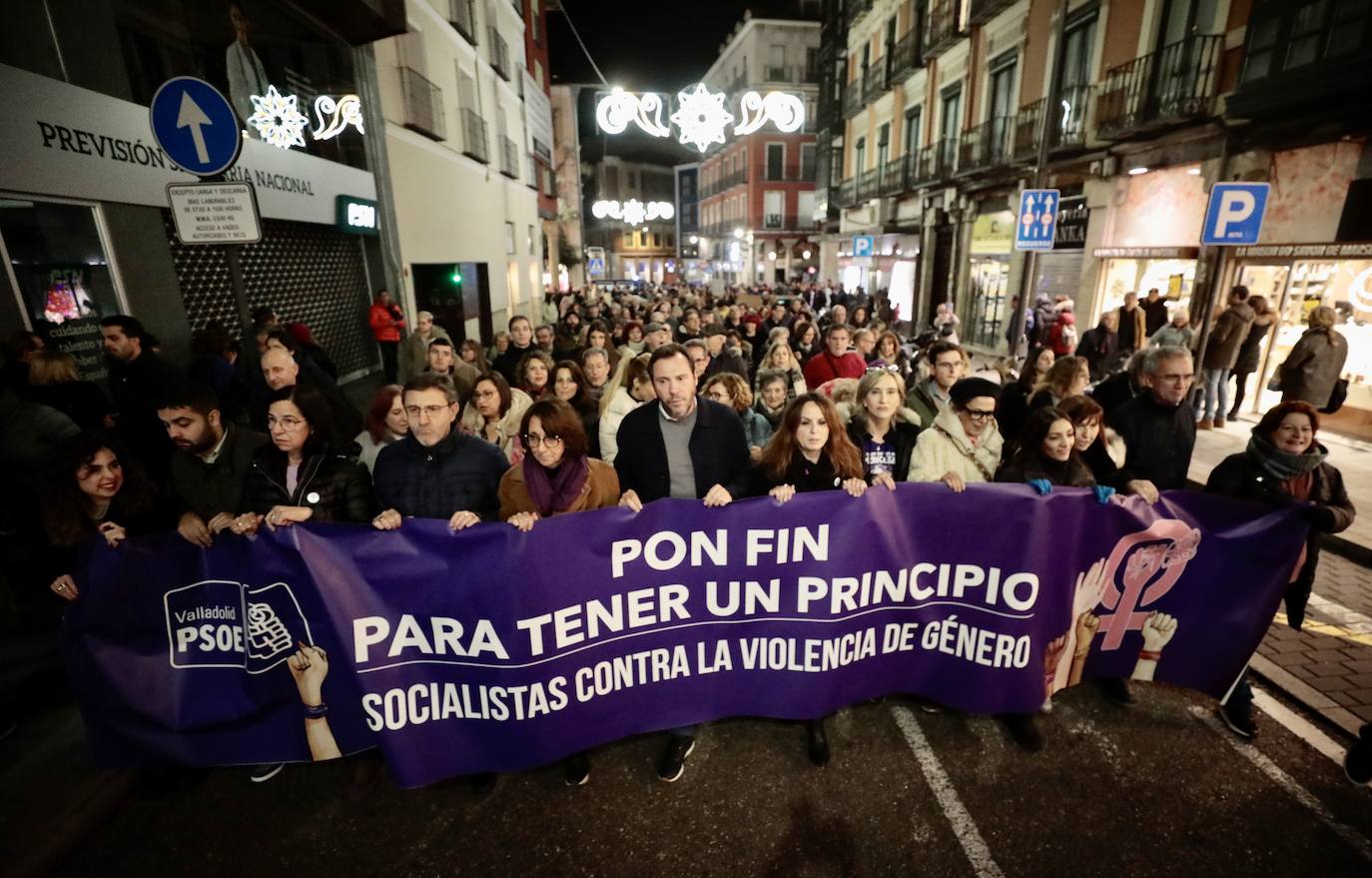 El ministro de Fomento, Óscasr Puente, detrás de la pancarta del PSOE en la marcha.