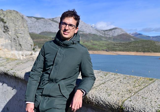 Alejandro Barriuso, director técnico de la CHD, en el embalse de Camporredondo.