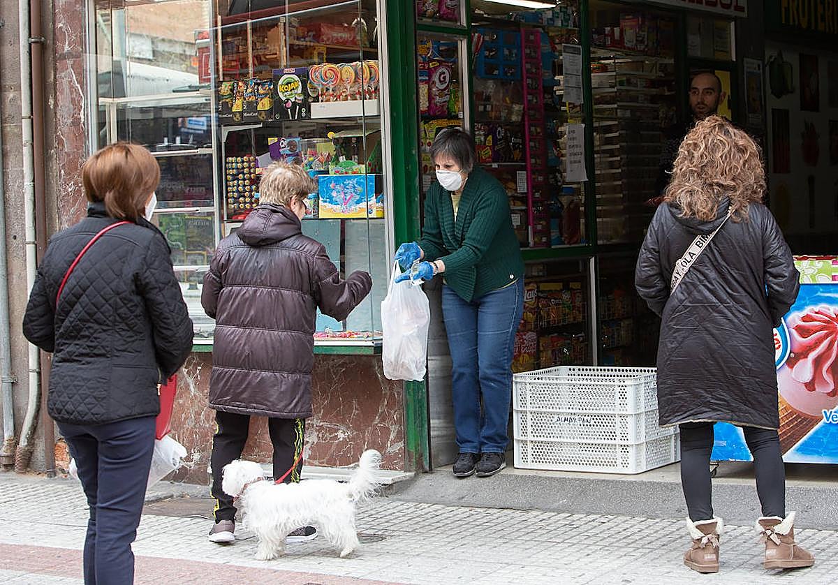Gente comprando la prensa y el pan durante el estado de alarma en Zamora.