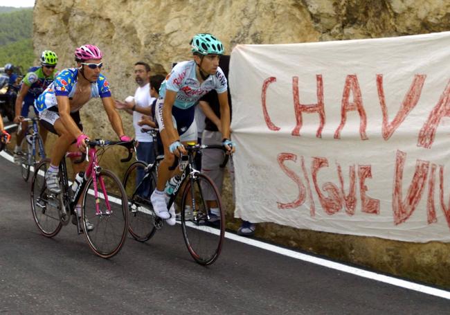 Una pancarta recuerda la figura del Chava en una etapa de la Vuelta de 2004 a su paso por Alicante.