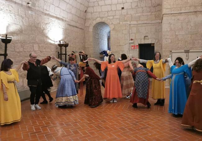 Participantes bailando una de las piezas del siglo XV