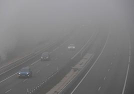 La niebla dificulta la circulación en una carretera en una imagen de archivo.