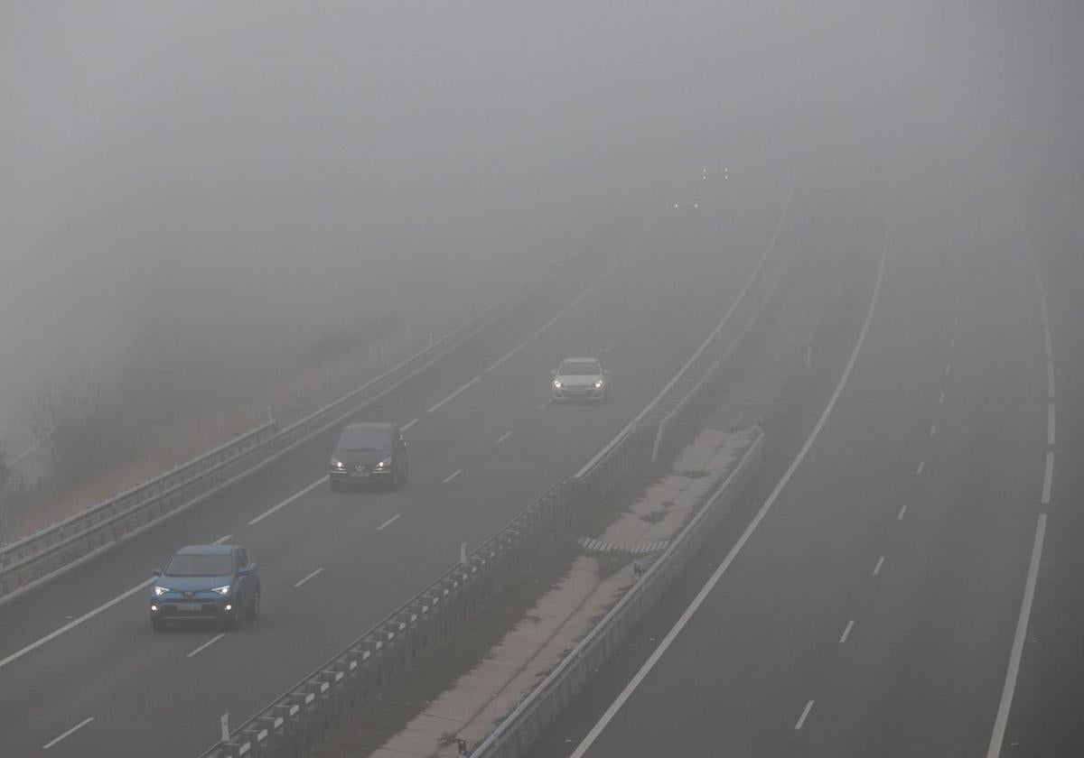 La niebla dificulta la circulación en una carretera en una imagen de archivo.