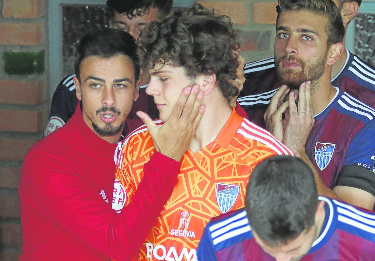 Oliva es animado por Javi Borrego antes del partido ante el San Fernando.