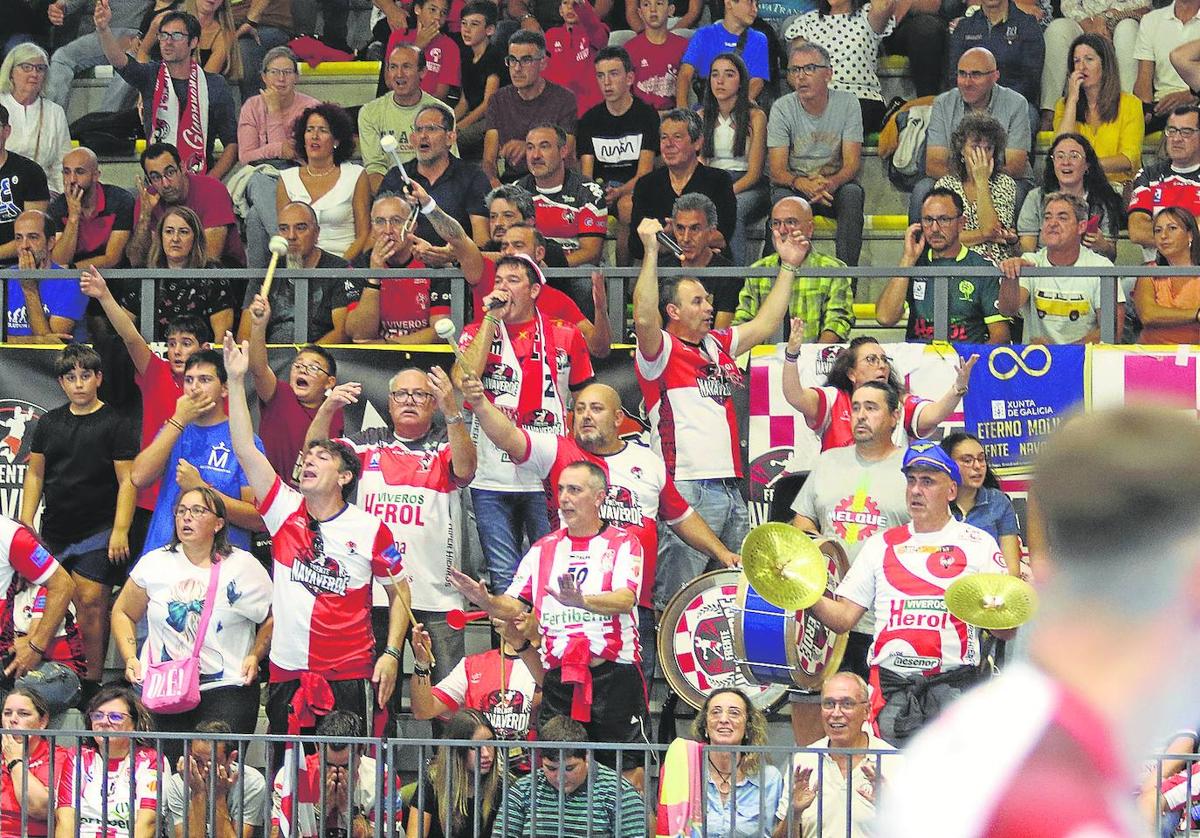 La afición del Balonmamo Nava, durante un partido.