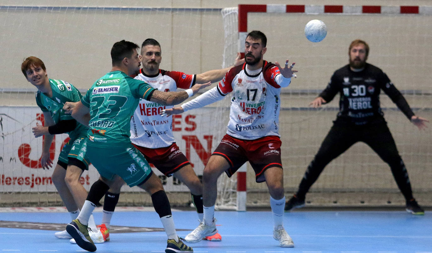 Victoria de Balonmano Nava ante el Puente Genil (27-26)