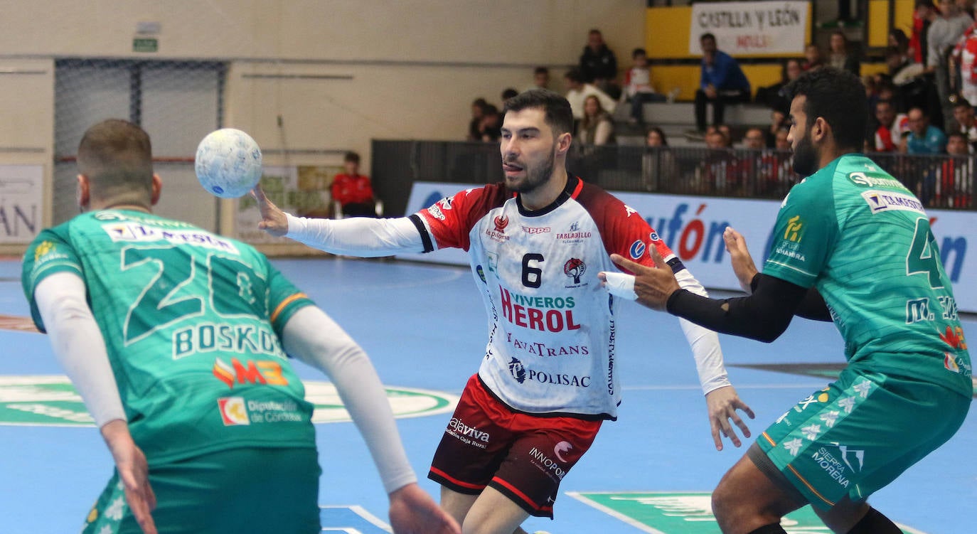 Victoria de Balonmano Nava ante el Puente Genil (27-26)