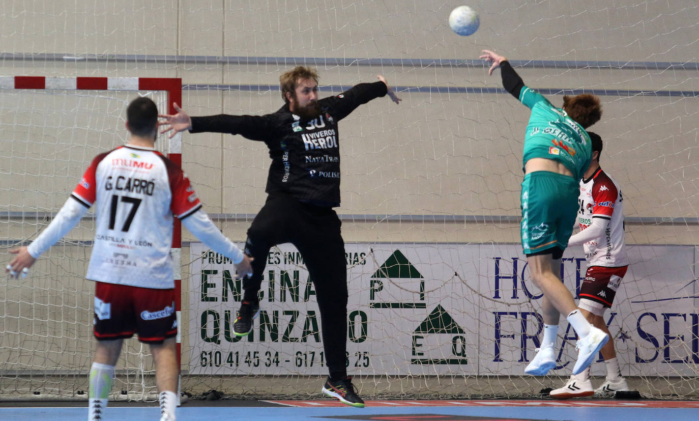 Victoria de Balonmano Nava ante el Puente Genil (27-26)