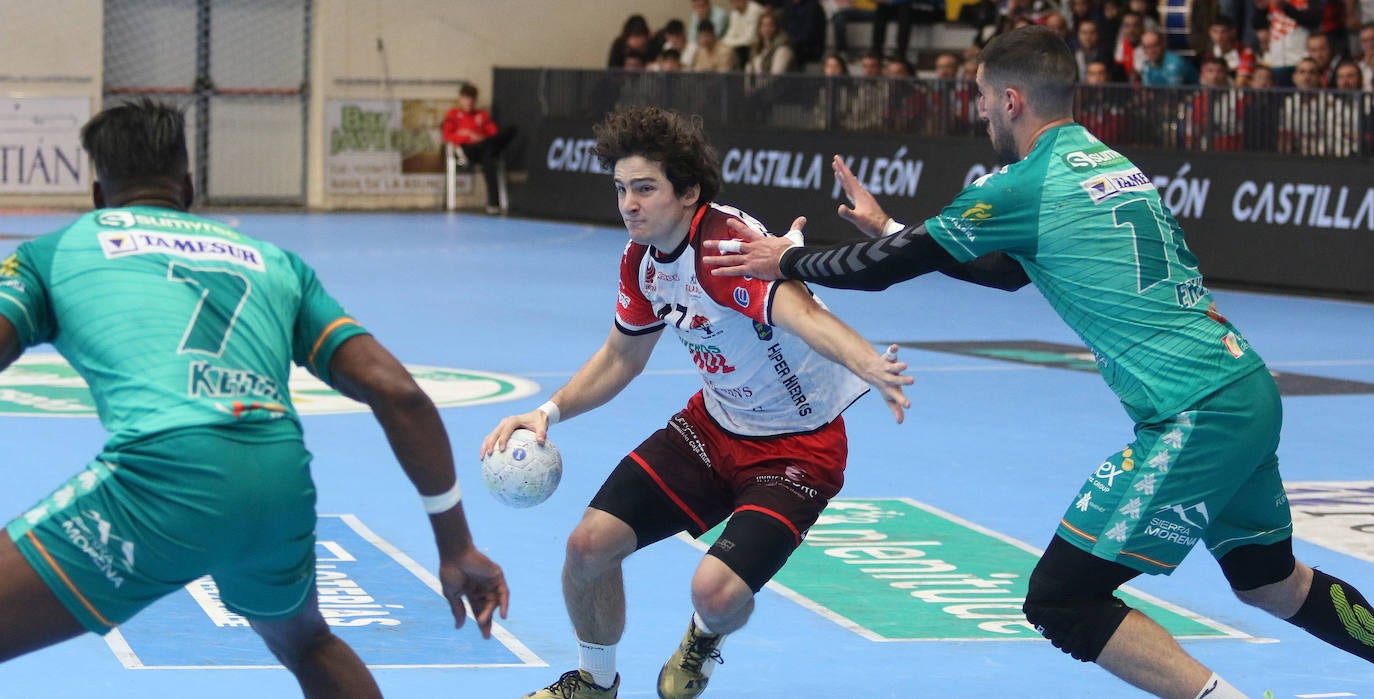 Victoria de Balonmano Nava ante el Puente Genil (27-26)