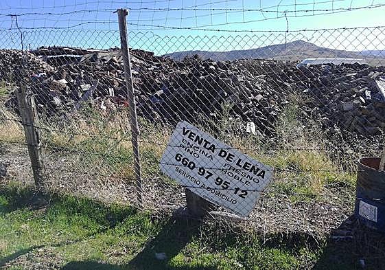 Almacén con leña a la venta.