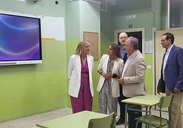La consejera Rocío Lucas, en un centro educativo de Palencia observa el material tecnológico de un aula.