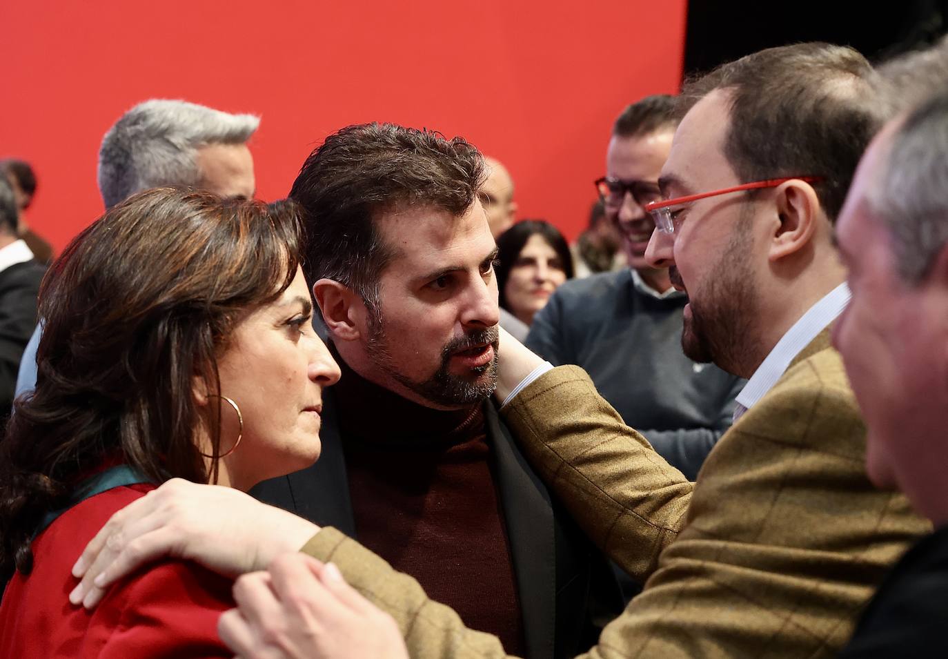 Luis Tudanca charla con Adrián Barbón y Adriana Lastra en el acto del PSOE en Madrid.