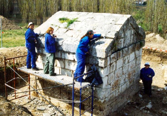 Restauración de una de las arcas por la escuela taller en 2001.