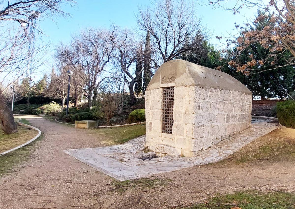 Imagen secundaria 1 - Arriba, el registro subterráneo 9, localizado en las obras de la ronda de circunvalación VA-20 en el año 200. Debajo, a la izquierda, arca restaurada en el Parque de las Arcas Reales. A la derecha, interior de una de las arcas.