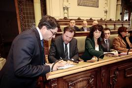 Óscar Puente y Ana Redondo firman la renuncia a sus actas de concejales del Ayuntamiento de Valladolid.