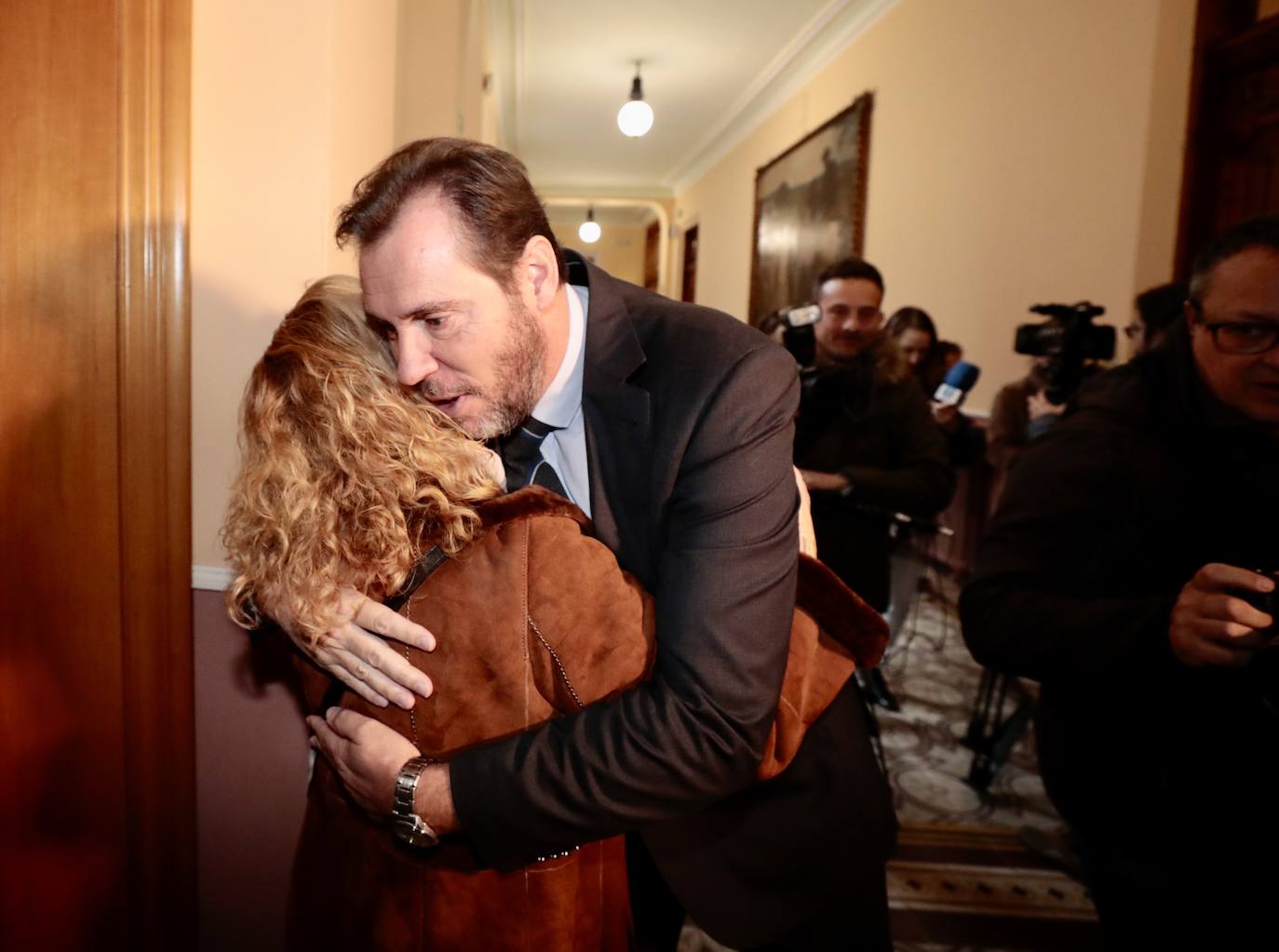 Despedidas al salir del Salón de Plenos del Ayuntamiento.