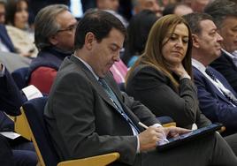 Alfonso Fernández Mañueco toma notas mientras Virginia Barcones observa, en el cierre de la Asamblea de la Federación Regional de Municipios y Provincias.