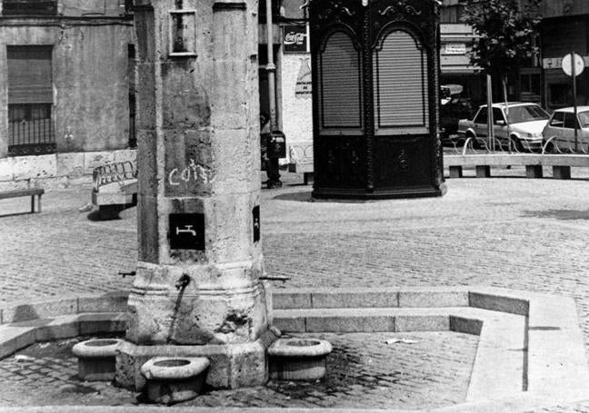 Fuente de la plaza del Caño Argales en los años ochenta.