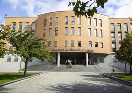 La violación se produjo en los jardines próximos a la Facultad de Filosofía y Letras.