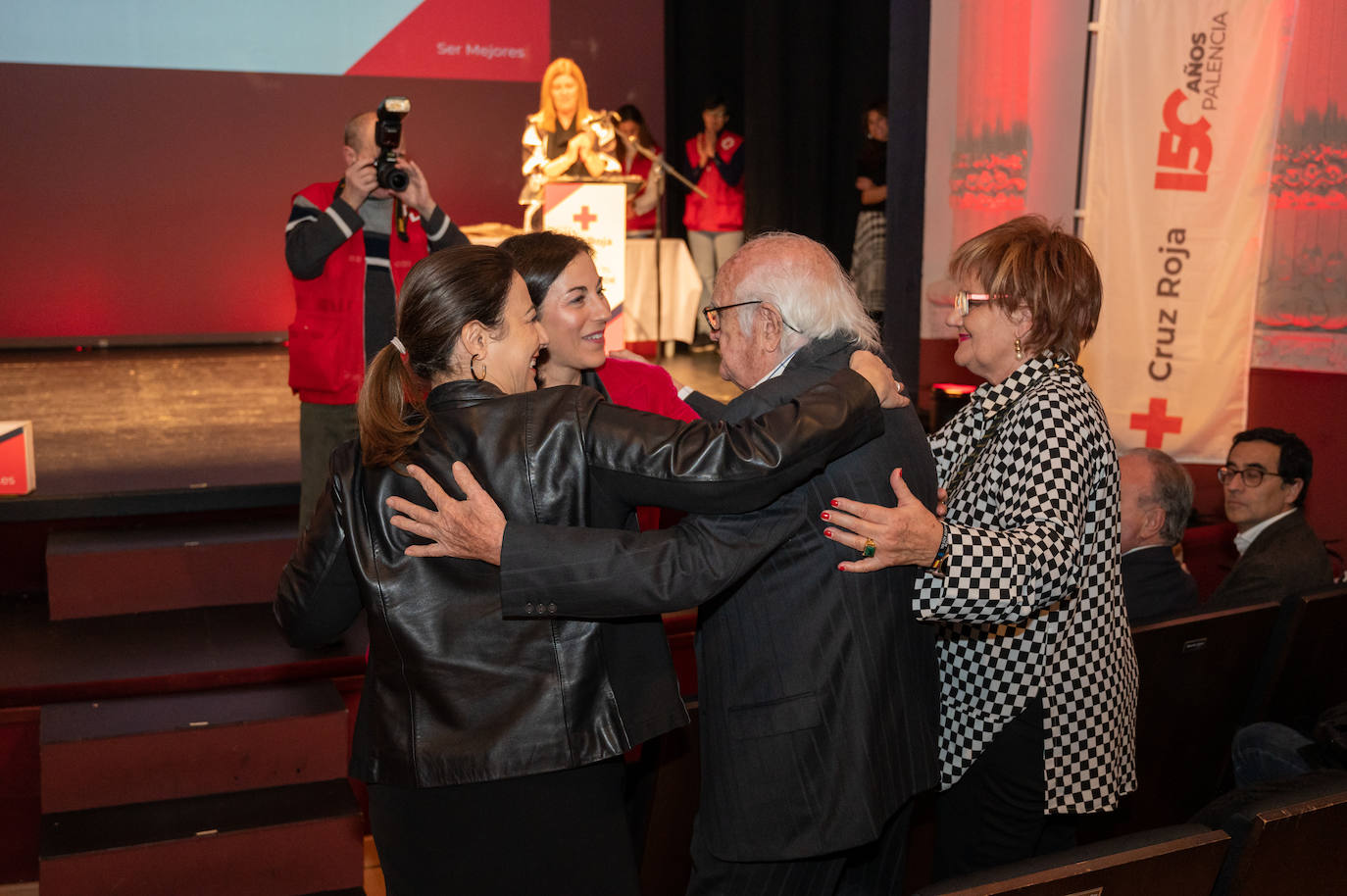 Homenaje a los voluntarios y socios de Cruz Roja en el Principal
