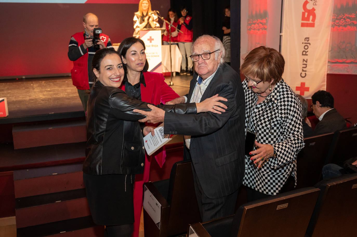 Homenaje a los voluntarios y socios de Cruz Roja en el Principal