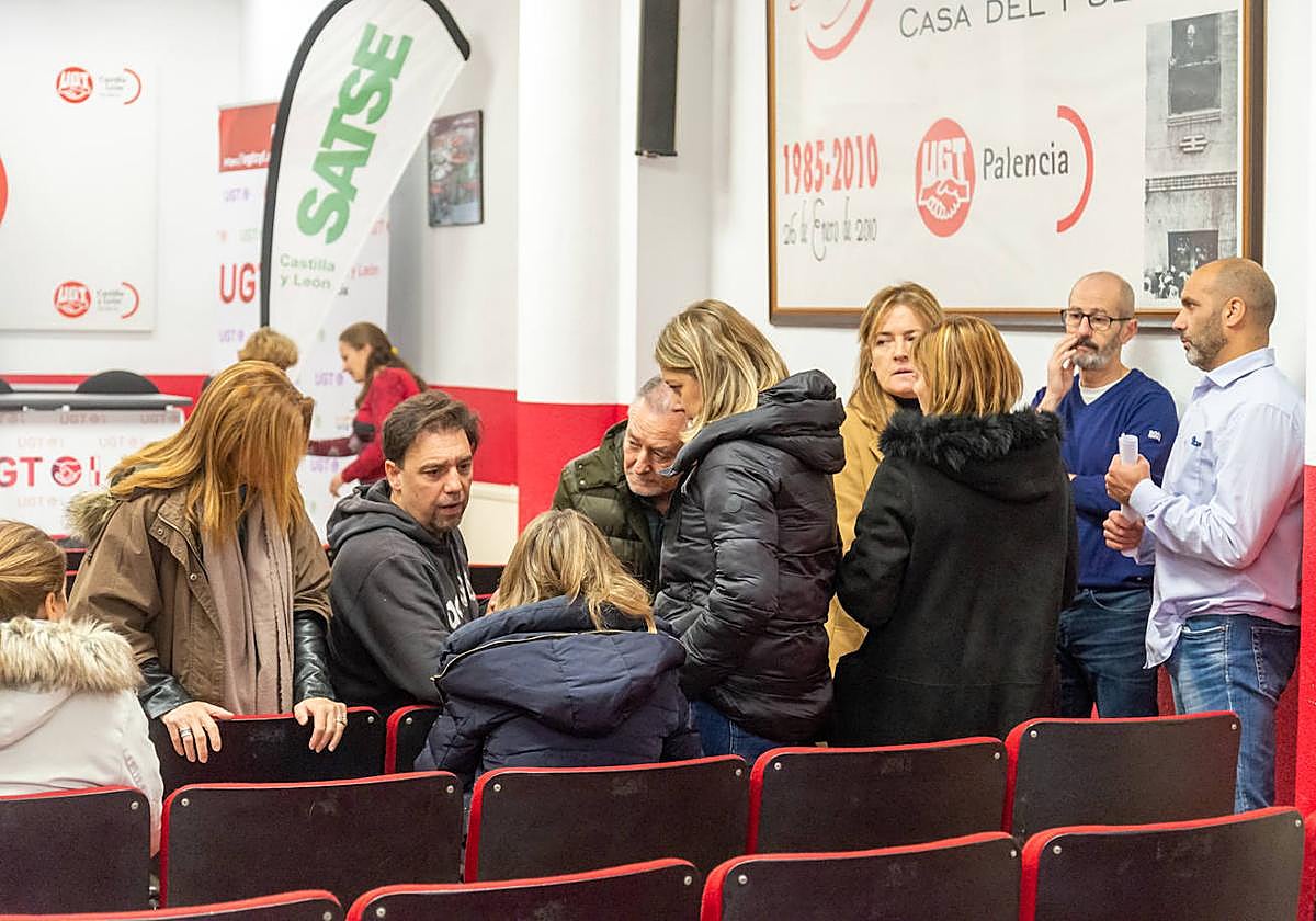 Representantes de los trabajadores, tras una rueda de prensa para anunciar las nuevas medidas.