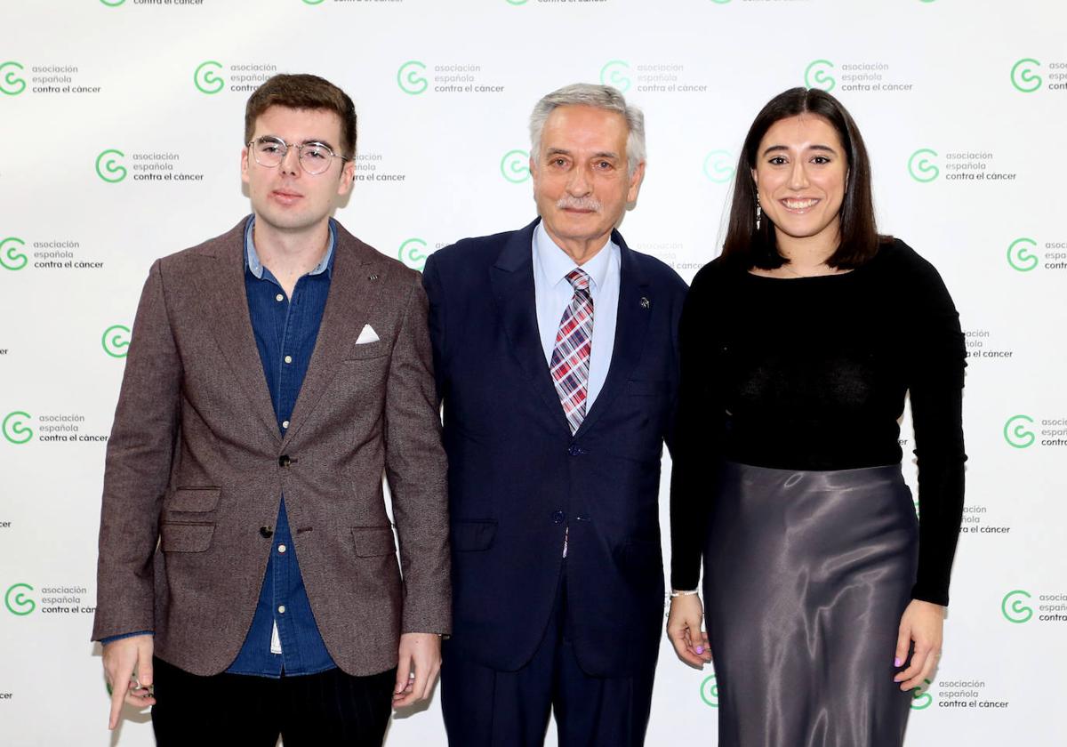 Alejandro del Hierro y Lucía Álvarez, con Artemio Domínguez, presidente de la AECC.