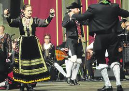 Integrantes del grupo de danzas, durante una actuación.