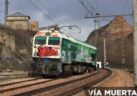 Imagen de la locomotora que ha descarrilado en Ciñera.