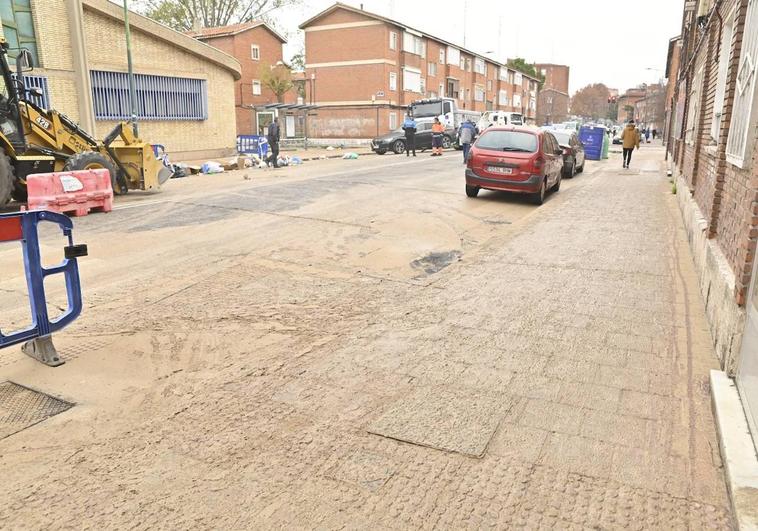 Calle Villabáñez llena de barro, este lunes por la mañana como consecuencia del reventón.