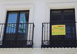 Carteles que anuncian el alquiler de inmuebles en Valladolid.