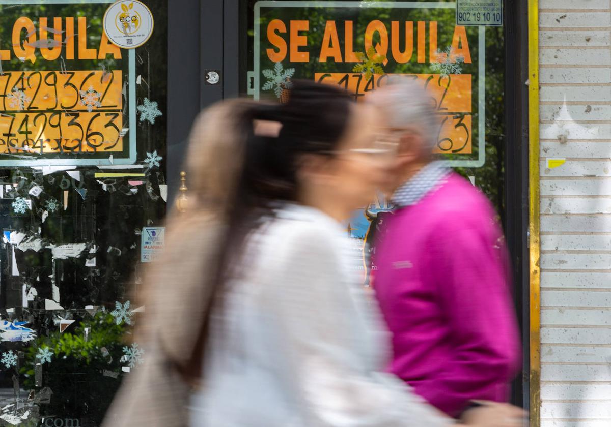 Carteles que anuncian el alquiler de inmuebles en Valladolid.